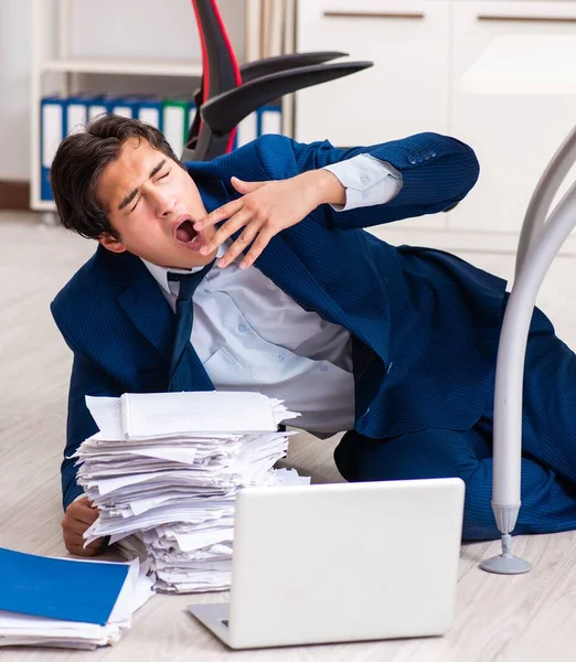 Müder erschöpfter Geschäftsmann macht Überstunden im Büro — Stockfoto