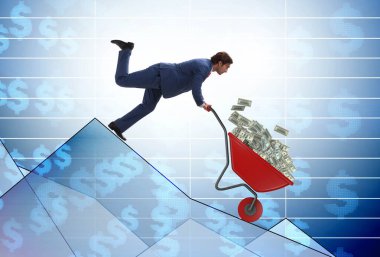 İş adamı, el arabasının fiyatını yükseltiyor.