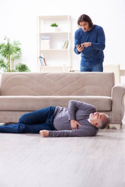 Büyükbaba ve torun ilk yardım konseptinde.