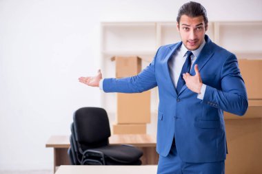 Taşınma konseptinde çalışan genç bir erkek.