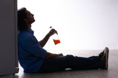 Genç adam alkolizmden muzdarip.