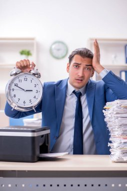 Kopyalama makinesinde çalışan genç bir erkek.