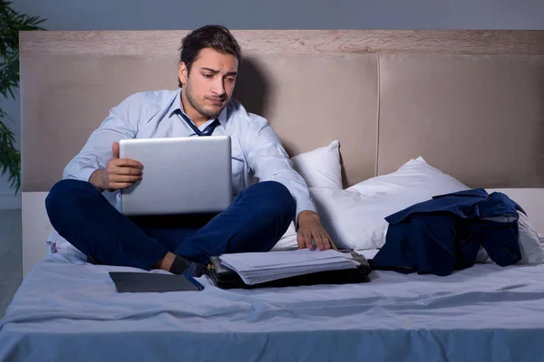 Empresário cansado trabalhando horas extras em casa à noite — Fotografia de Stock