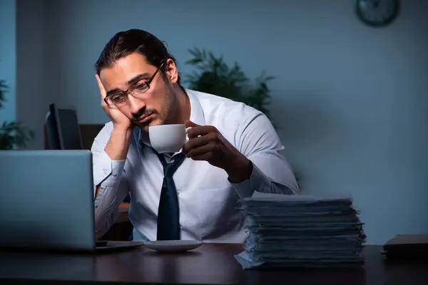 Ung manlig anställd på kontoret nattetid — Stockfoto