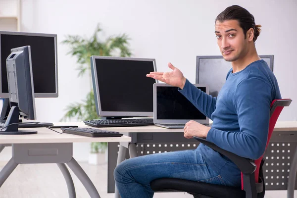 Jeune homme il spécialiste travaillant dans le bureau — Photo