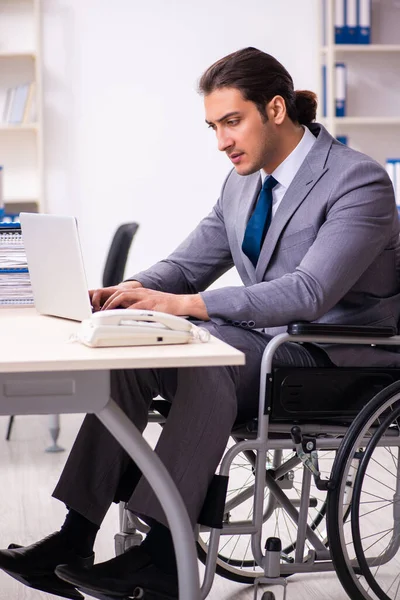 Funcionário com deficiência no escritório — Fotografia de Stock