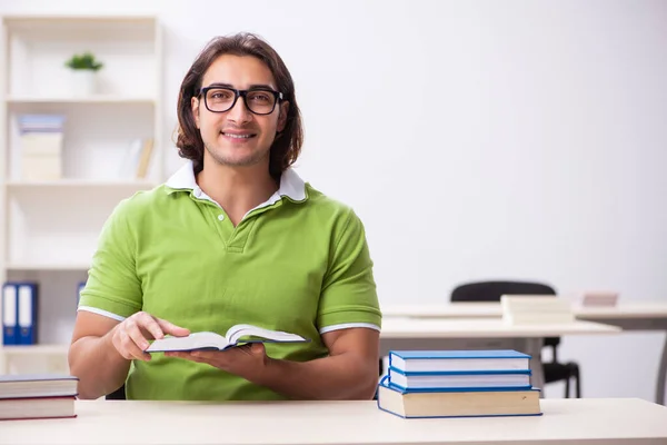 Junge männliche Schüler im Klassenzimmer — Stockfoto