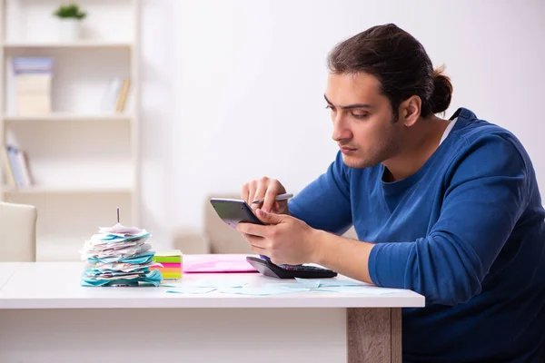 Joven en concepto de planificación presupuestaria —  Fotos de Stock