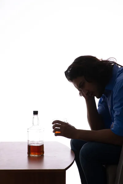 Joven que sufre de alcoholismo — Foto de Stock