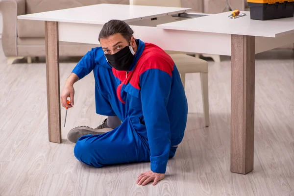 Young carpenter working indoors during pandemic disease — Stock Photo, Image
