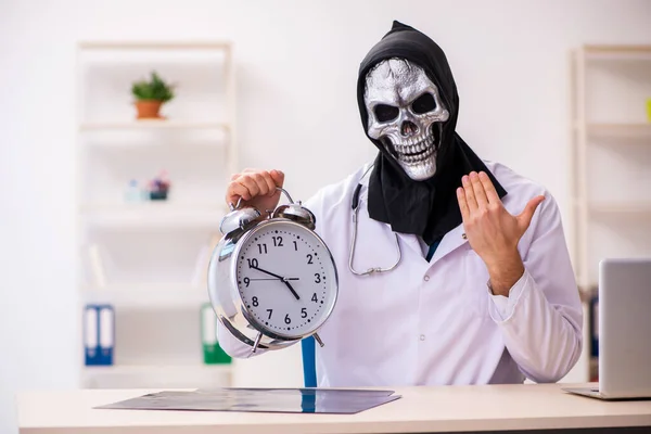 Male devil doctor in time management concept — Stock Photo, Image