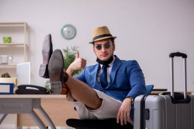 İş adamı salgın sırasında geziye hazırlanıyor