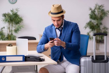 İş adamı salgın sırasında geziye hazırlanıyor