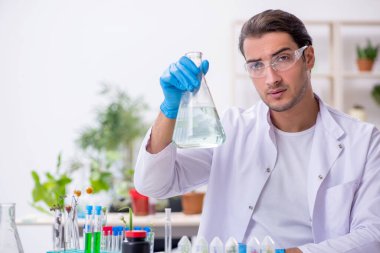 Laboratuvarda çalışan genç bir kimyager.