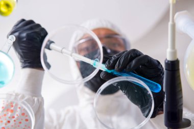 Laboratuvarda çalışan genç bir kimyager.