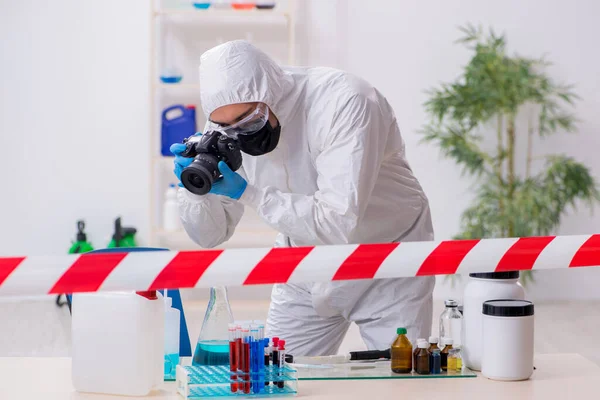 Joven químico masculino trabajando en el laboratorio de medicina — Foto de Stock