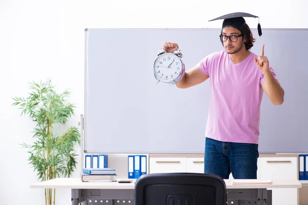 Junge männliche Studenten im Zeitmanagement-Konzept — Stockfoto