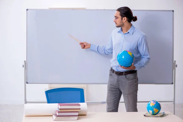 Joven profesor de geografía masculina frente a pizarra —  Fotos de Stock