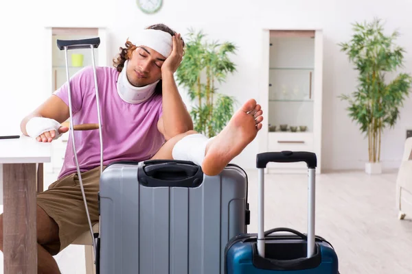 Jovem ferido se preparando para a viagem — Fotografia de Stock