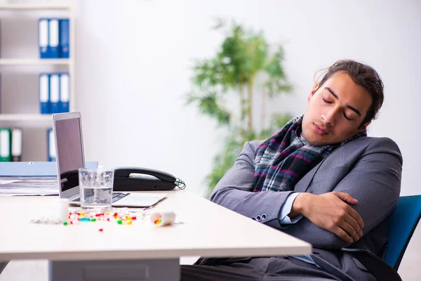 Joven empleado masculino que sufre en el lugar de trabajo —  Fotos de Stock