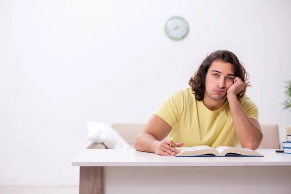 Jovem estudante do sexo masculino se preparando para exames em casa — Fotografia de Stock