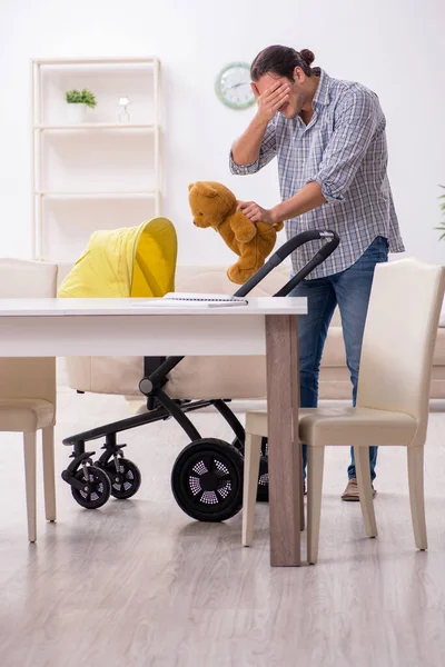 Padre joven cuidando al bebé recién nacido en casa — Foto de Stock