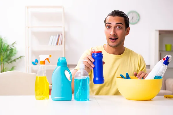 Jeune entrepreneur masculin effectuant des travaux ménagers à la maison — Photo