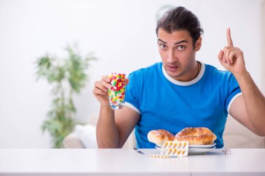 Diyet konseptinde genç aç bir adam