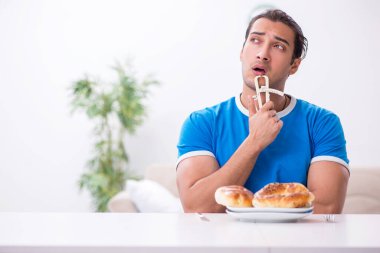 Diyet konseptinde genç aç bir adam