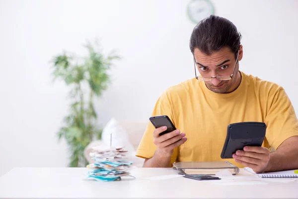 Joven en concepto de planificación presupuestaria — Foto de Stock