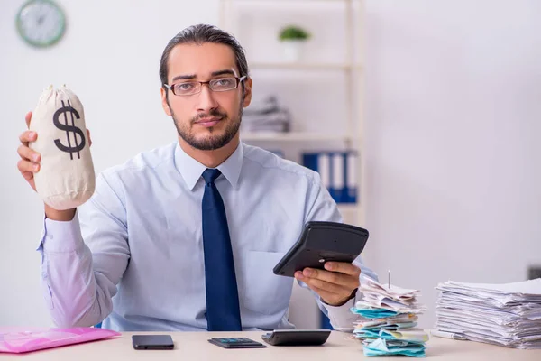 Ung manlig anställd i budgetplanering koncept — Stockfoto