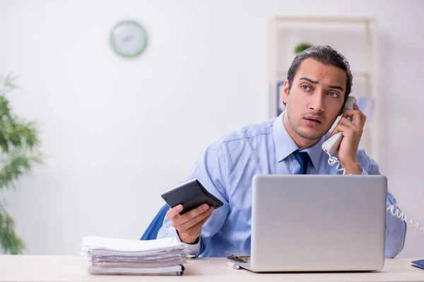 Jeune employé masculin dans le bureau — Photo