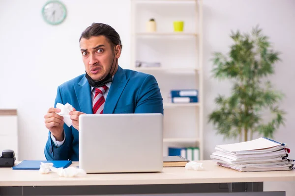 Malato dipendente maschile che soffre sul posto di lavoro da coronavirus — Foto Stock