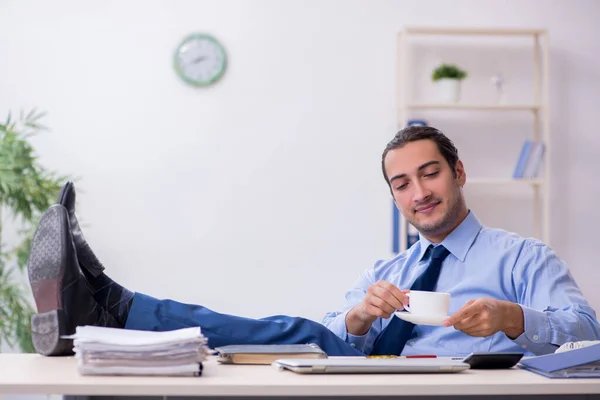 Jeune employé masculin dans le bureau — Photo