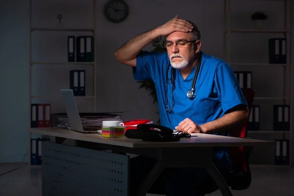 Ältere männliche Arzt in der Nacht im Krankenhaus — Stockfoto