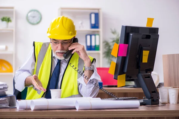 Alt männlich architekt arbeit im büro — Stockfoto