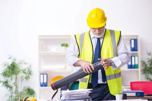 Old male architect working in the office — Stock Photo, Image