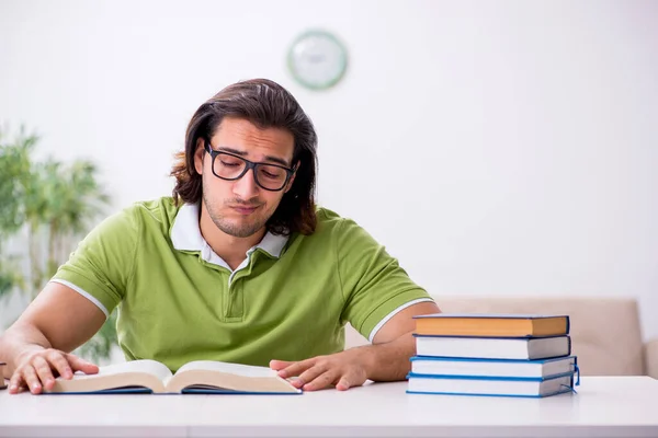 Jonge mannelijke student bereidt zich voor op examens thuis — Stockfoto