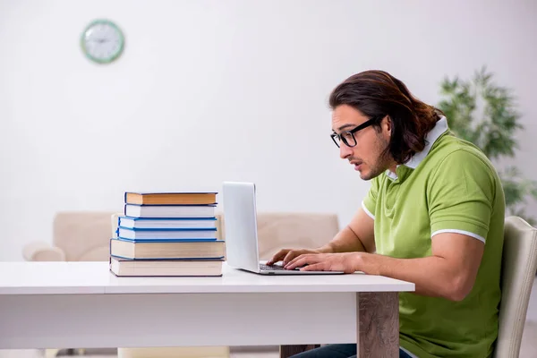 Joven estudiante masculino preparándose para los exámenes en casa —  Fotos de Stock