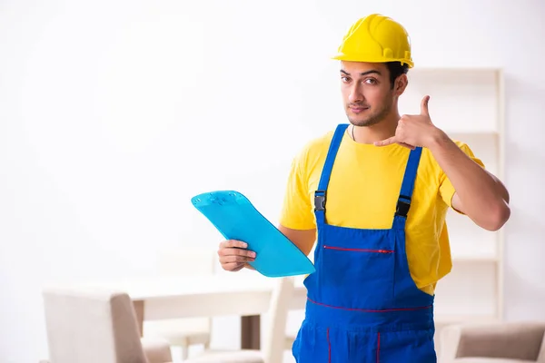 Joven contratista masculino en concepto de reubicación —  Fotos de Stock