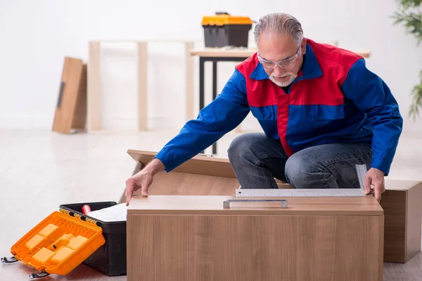 Viejo carpintero trabajando en interiores —  Fotos de Stock