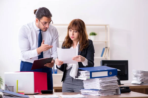 Dos empleados que trabajan en la oficina —  Fotos de Stock