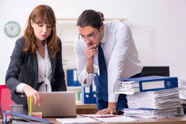 Zwei Mitarbeiter im Büro — Stockfoto