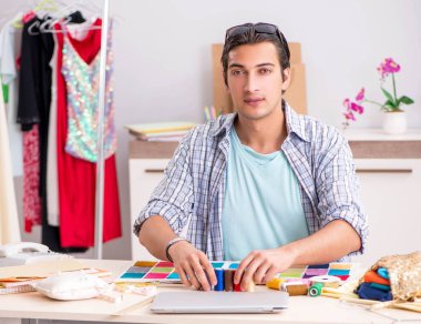 Atölyesinde çalışan yakışıklı bir terzi.