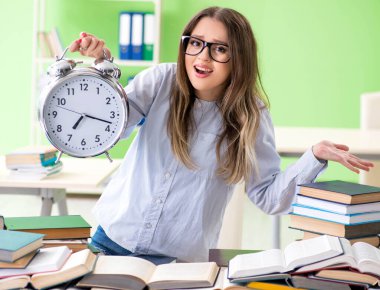 Sınavlara zamanında hazırlanan genç kız öğrenci.