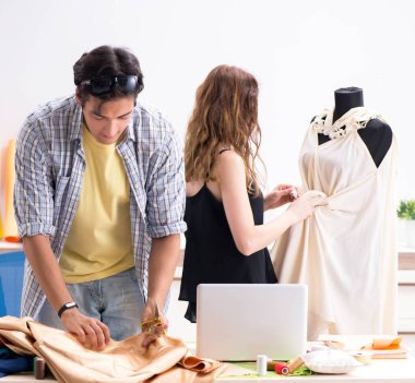 Atölyesinde çalışan genç terzi.