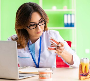 Diş implantı üzerinde çalışan kadın dişçi.