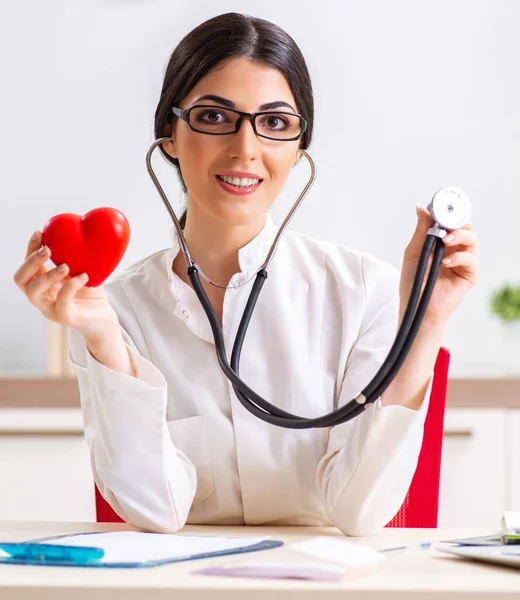 Giovane medico nel concetto di cura del cuore — Foto Stock