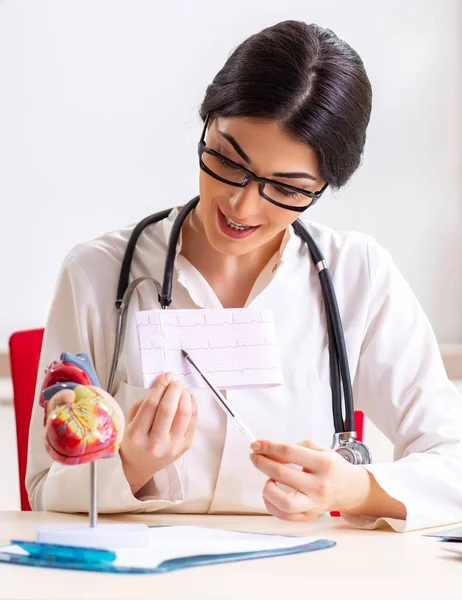 Donna medico mostrando modello di cuore agli studenti — Foto Stock