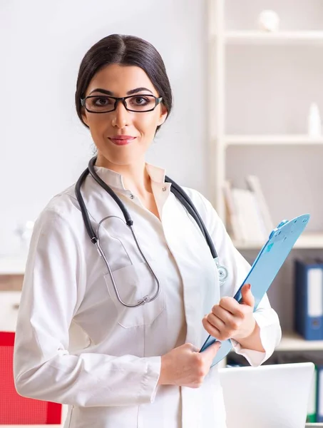 Ärztin arbeitet im Krankenhaus — Stockfoto